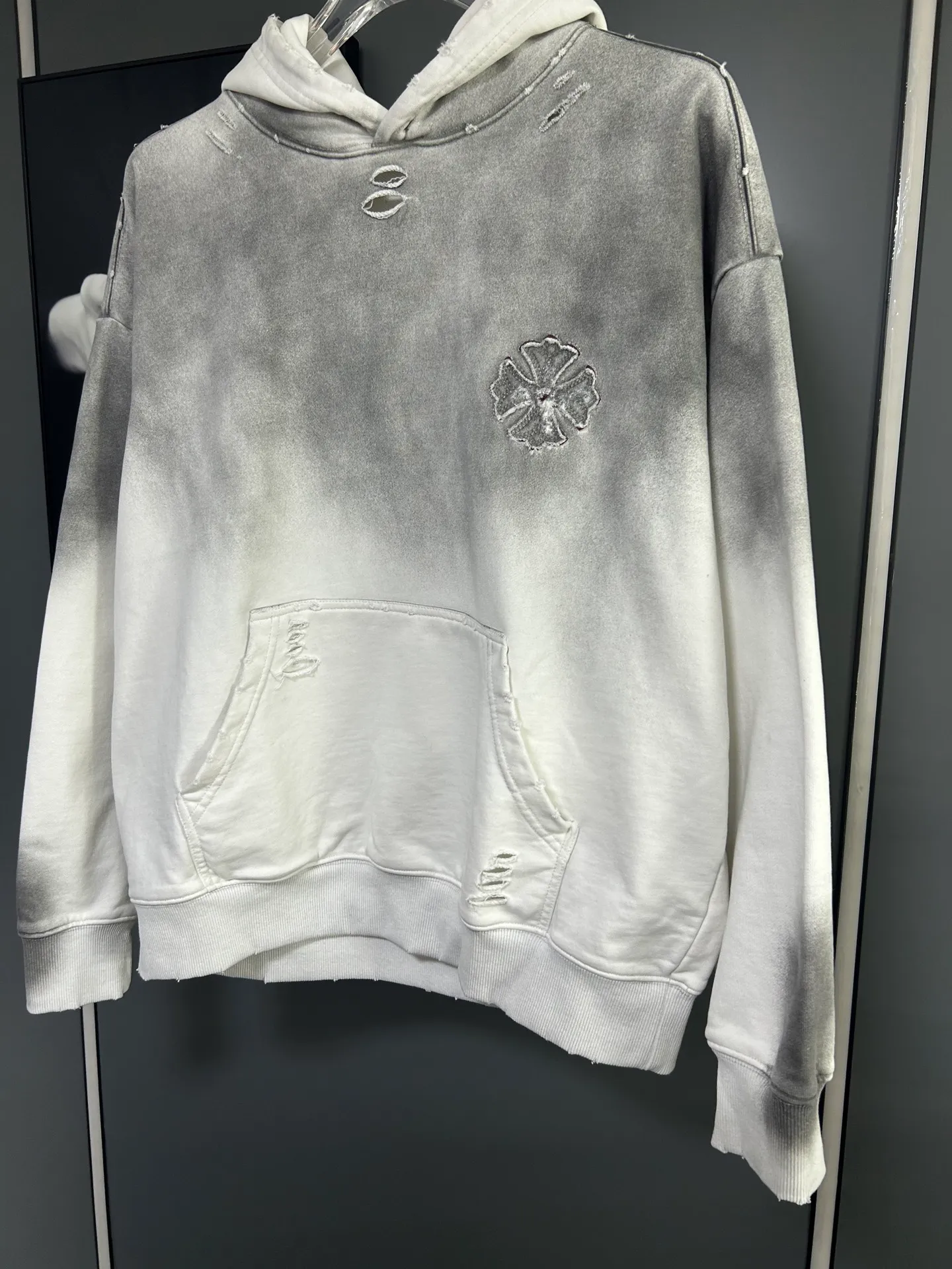 P310 𝗖𝗵𝗿𝗼𝗺𝗲 𝗛𝗲𝗮𝗿𝘁𝘀/Cro Heart 2025 Cross Patch Embroidery Summer New Original Single Counter American Acid Washed Distressed Laser Burnt Patch Embroidery Couple Casual Hooded Sweatshirt 👑The highest version! Customized fabric 440g tripe terry fabric! American acid-washed and distressed original fabric laser burnt ✟appliqué embroidery and exquisite embroidery of letters! The best-selling model at the counter. It is very comfortable to wear. It is low-key yet luxurious. It is very classy when worn. The large size and tailoring are needless to say. The upper body is exquisite and vivid. 👍High-end first-class materials. A truly palace-level product. The cotton from Turkey is of outstanding quality. After heavy washing, the clothes are very soft! Not picky, the upper body is absolutely stylish and extremely luxurious. Auxiliary materials: The original model has been authenticated and labeled ➕100% silk washed with water label. Genuine purchase-grade original hangtag➕matching hanging rope➕3D hanging beads➕original packaging bag. Craftsmanship: The original version has consistent wiring! The highest version of the armhole matching technique! Countless times of pattern making to 100% restore the original appearance! The correct version is the same for men and women, super eye-catching, super good-looking, and super atmospheric! Color: black, white and gray Size, XS S M L